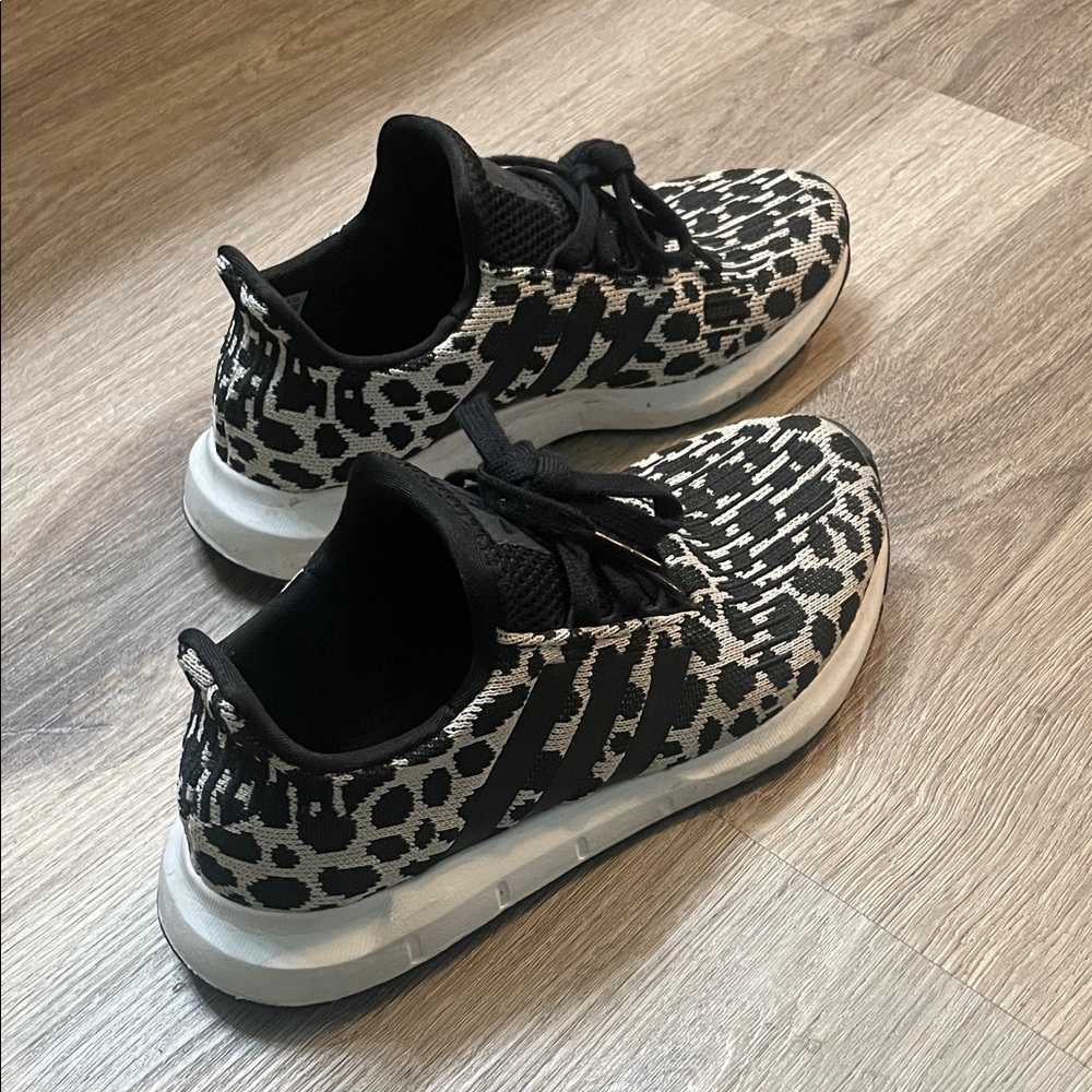 adidas Swift Run 1.0 shoes - Picture 4 of 5